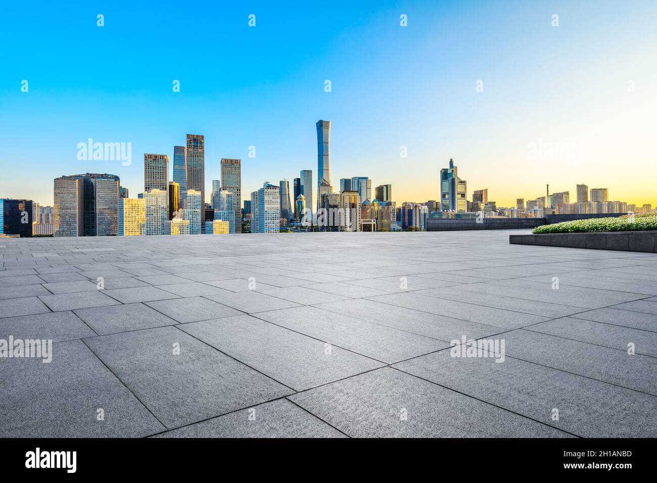 Piano quadrato vuoto e moderni edifici commerciali della città di Pechino, Cina. Foto Stock
