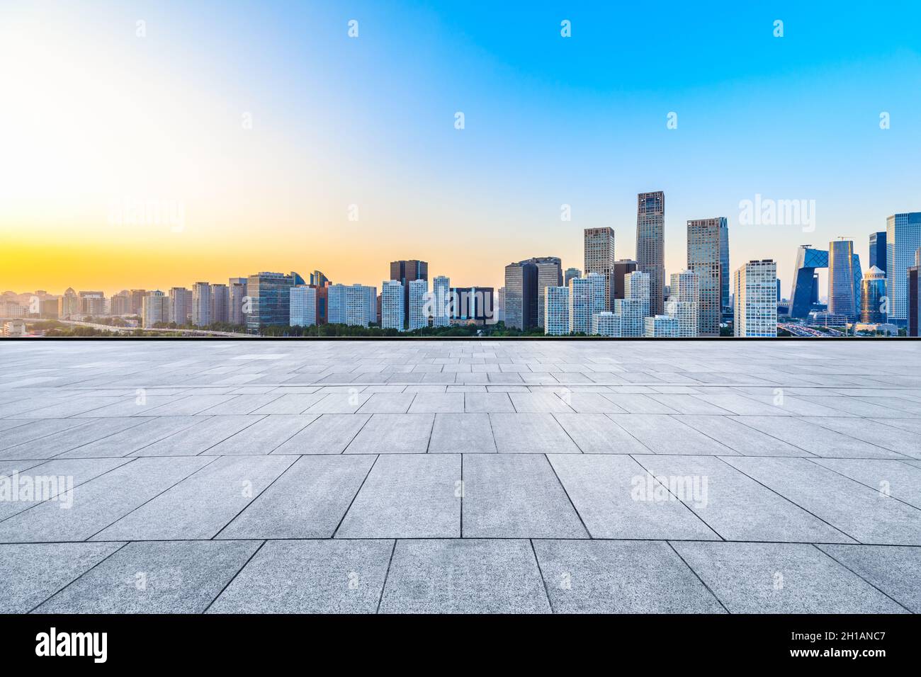 Piano quadrato vuoto e moderni edifici commerciali della città di Pechino, Cina. Foto Stock