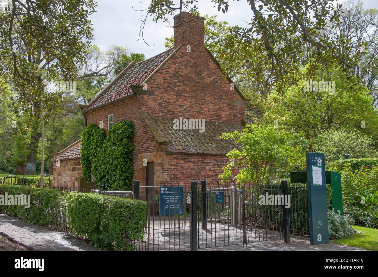 Captain Cook's Cottage, la casa del grande navigatore di Whitby, Inghilterra, ricostruita a Fitzroy Gardens, Melbourne, Australia Foto Stock