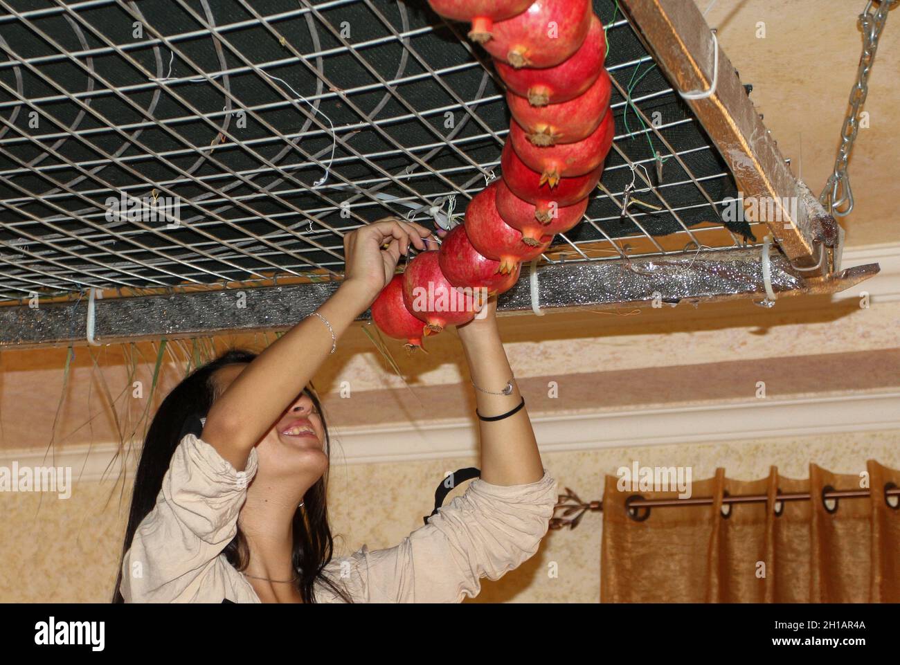 Nablus, Palestina. 17 ottobre 2021. La donna samaritana ha visto appendere frutta e agrumi in preparazione alla tradizionale festa conosciuta come Sikka. I samaritani si preparano per la festa del Trono, conosciuta come Sikka, sul monte Gerizim nella città di Nablus, in Cisgiordania. La setta samaritana è considerata la più piccola denominazione del mondo, con 800 membri. (Foto di Nasser Ishtayeh/SOPA Images/Sipa USA) Credit: Sipa USA/Alamy Live News Foto Stock