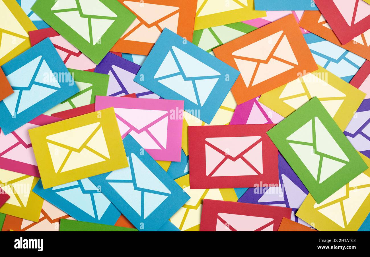 Email marketing cliente newsletter e online business mailing list web e Internet concetto con e-mail bianca icona e simbolo su molti colori sparsi Foto Stock