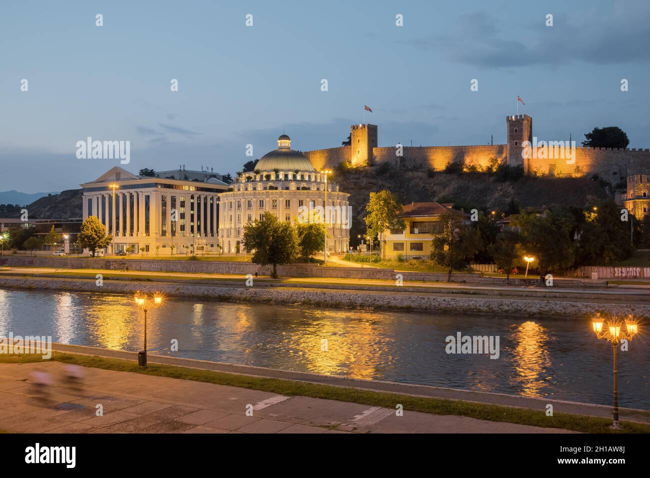 Fortezza di Skopje di notte, Macedonia settentrionale Foto Stock