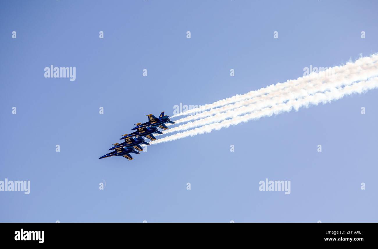 Settimana della flotta a San Francisco, California. US Navy Blue Angels aereo nel cielo blu Foto Stock