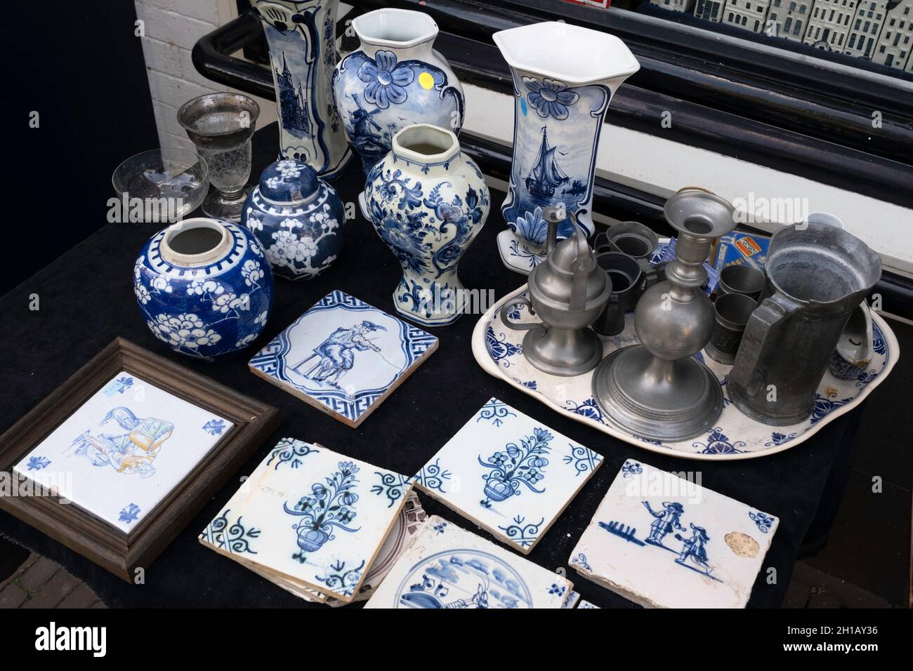 Pewter Objects e vasi blu Delft, piastrelle e pentole esposti di fronte a un negozio a Delft, nei Paesi Bassi Foto Stock