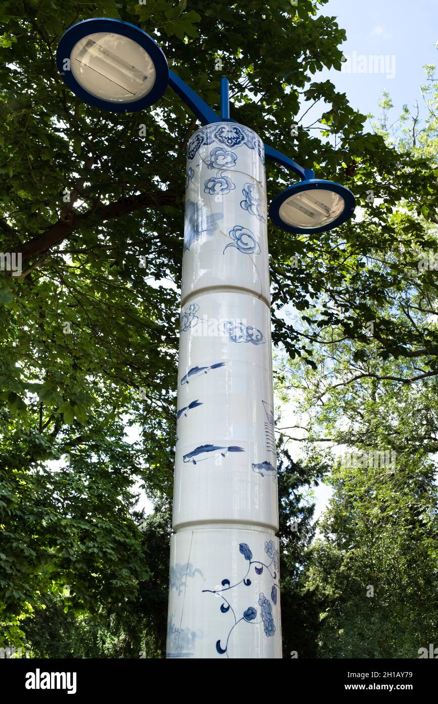 Lampione in porcellana su 'Sint Agathaplein' a Delft, con dipinti di motivi tradizionali cinesi e olandesi realizzati a Jingdezhen, una città gemella di Delft, Foto Stock