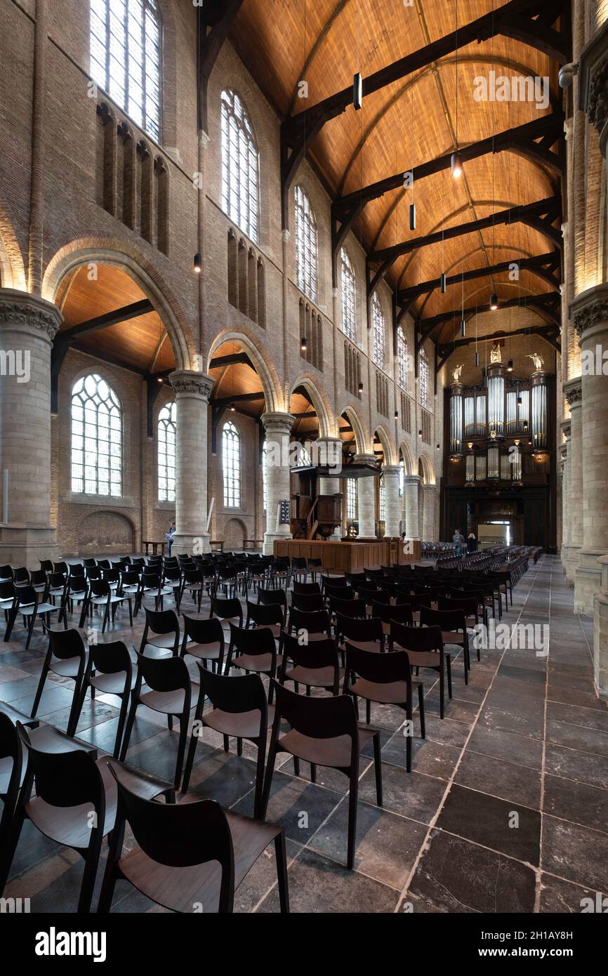 Soffitto in legno con pilastro nel 'Nieuwe Kerk' (Chiesa Nuova) nel centro storico di Delft, Paesi Bassi Foto Stock