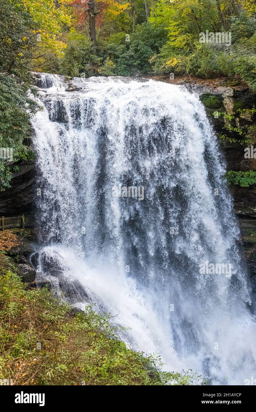 Dry Falls, una famosa cascata a piedi situata tra Highlands e Franklin, North Carolina, in una splendida giornata autunnale. (USA) Foto Stock