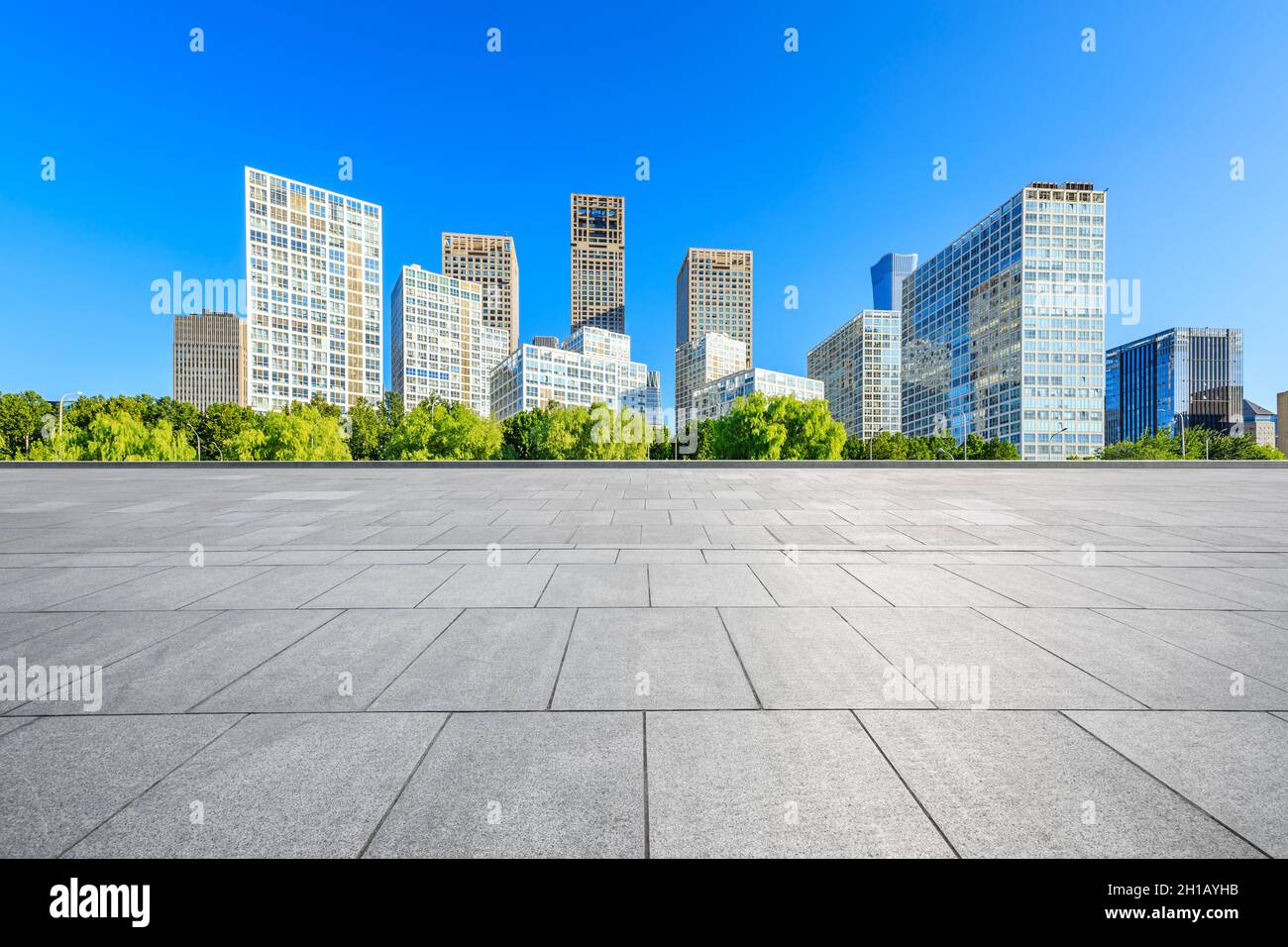 Piano quadrato vuoto e moderni edifici commerciali della città di Pechino, Cina. Foto Stock