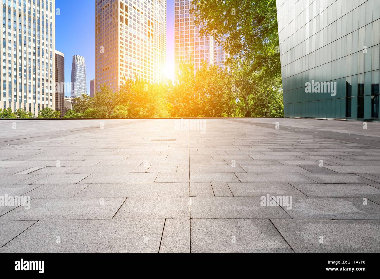 Piano quadrato vuoto e moderni edifici commerciali della città di Pechino, Cina. Foto Stock