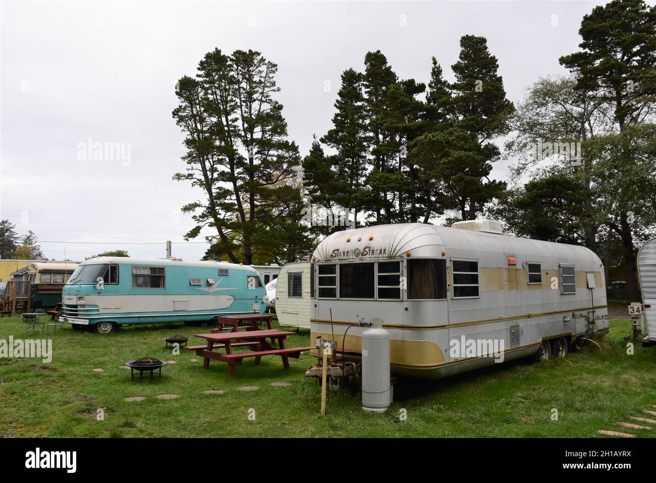 Vintage alluminio Trailers in metallo a Sou'wester Historic Lodge & Vintage Travel Trailer Resort a Seaview, Long Beach Peninsula, Washington state, USA. Foto Stock