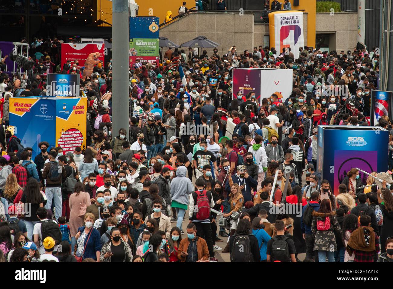 Più di mille persone hanno inondato il Corferias Fair Compund tra le restrizioni di distanza sociale COVID-19 durante il quarto giorno del DIVANO (Salon del Ocio y la Fantasia) 2021, una fiera rivolta al pubblico geek in Colombia che mescola Cosplay, gioco, supereroe e appassionati di film provenienti da tutta la Colombia, A Bogotà, Colombia, il 17 ottobre 2021. Foto Stock