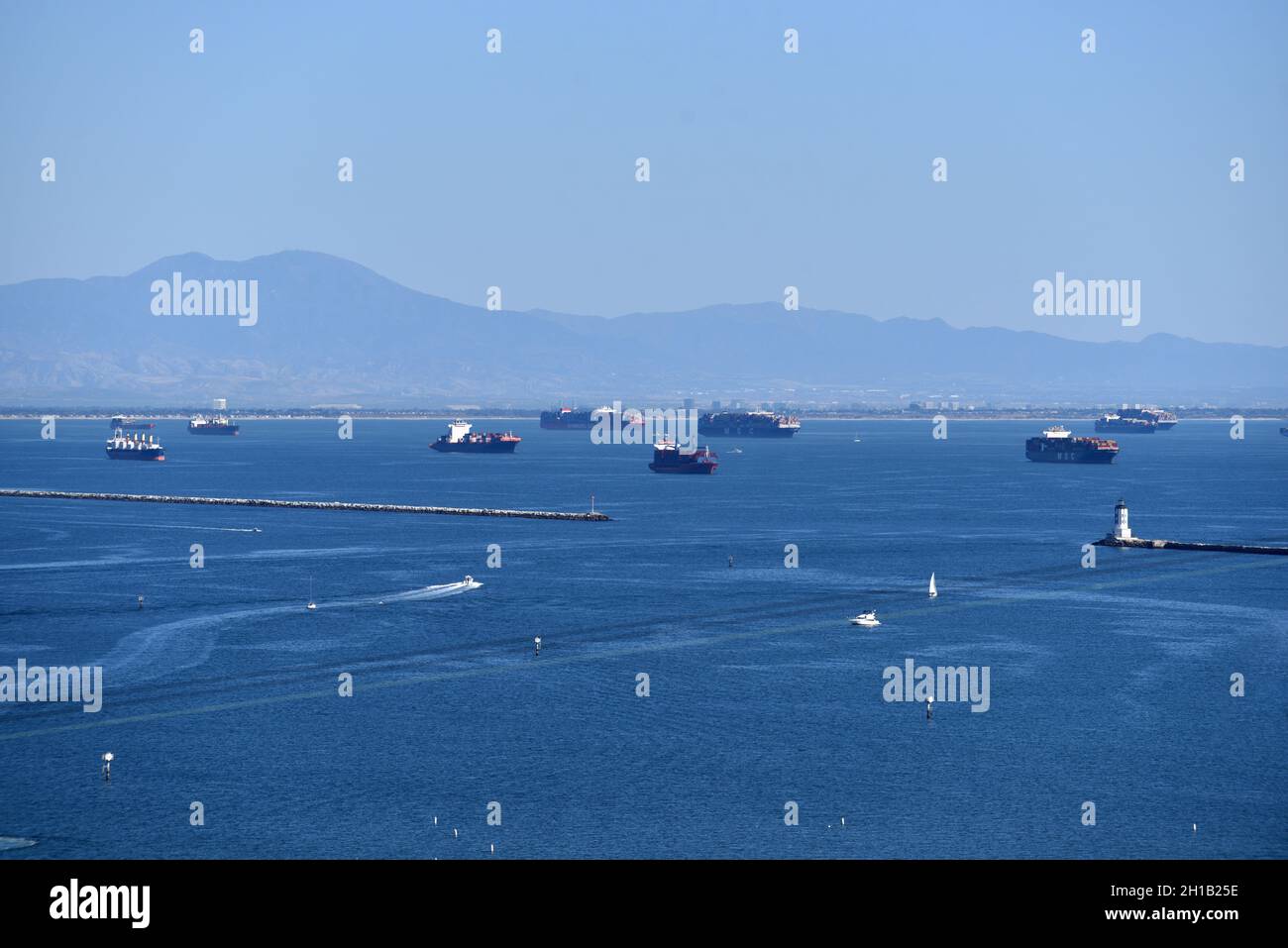 Los Angeles, CA USA - 16 luglio 2021: Backlog di navi container in attesa oltre la frangiflutti in mare per scaricare al porto di Los Angeles e Long Bea Foto Stock