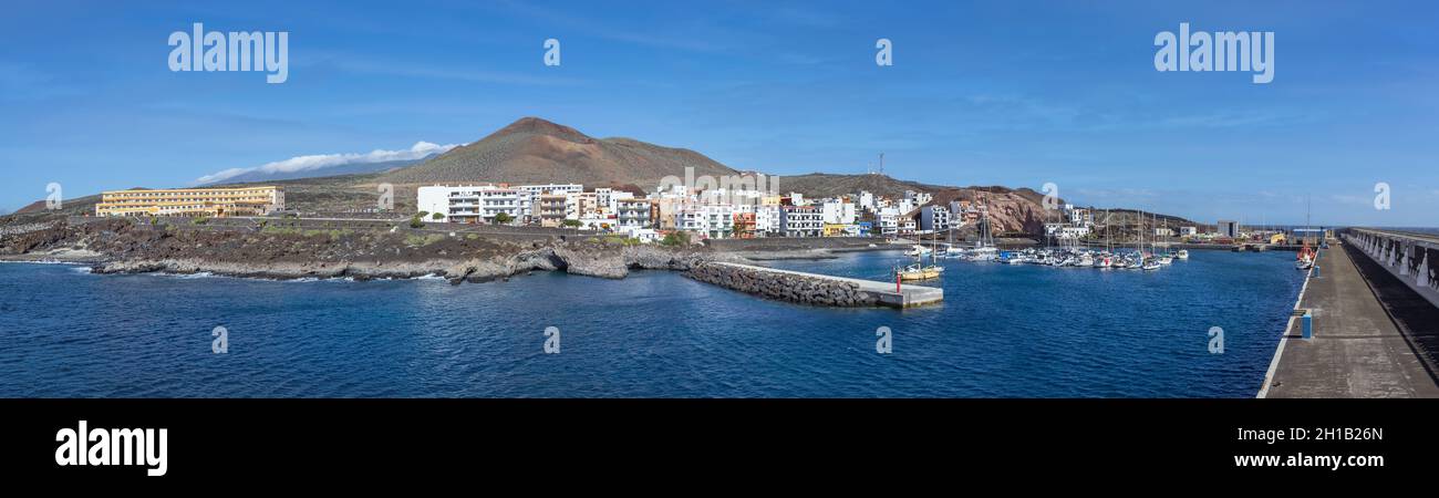 La Restinga, El Hierro - Vista panoramica dalle mura del porto al villaggio Foto Stock