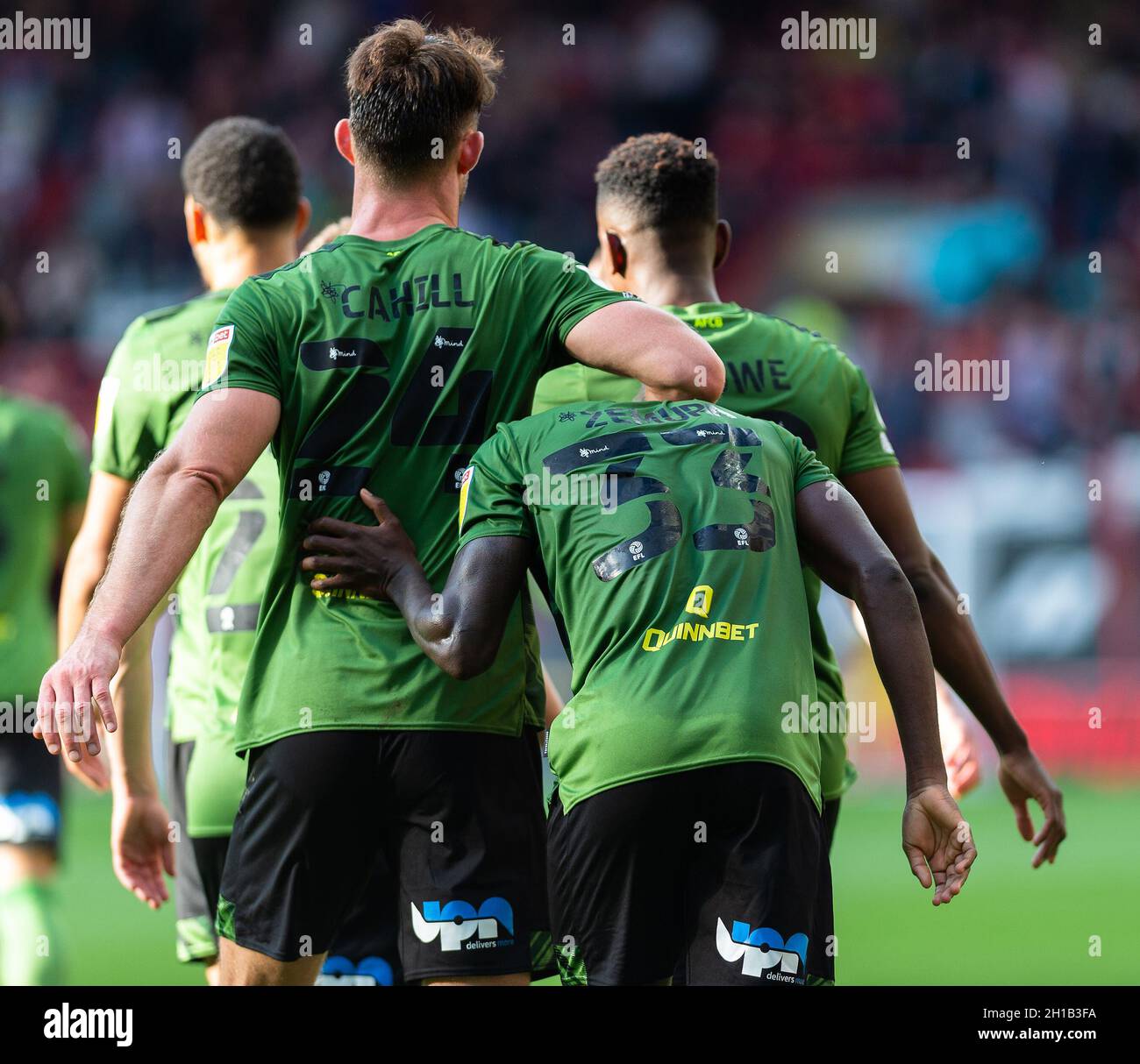 Bournemouth Gary Cahill si può vedere congratulandosi con il compagno di squadra Bournemouth Jordan Zemura Foto: Martin SmithAHPIX LTD, Calcio, Campionato Sky Bet Foto Stock