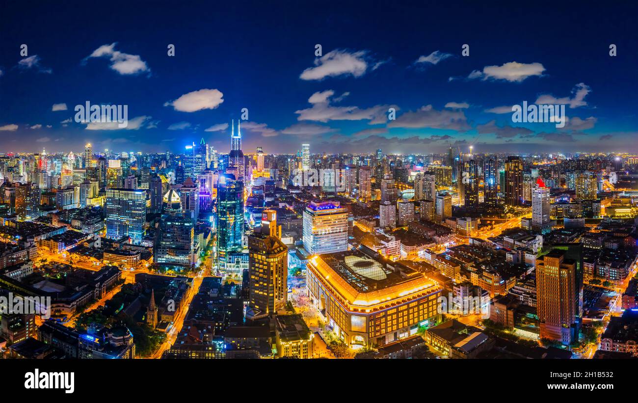 Vista aerea dello skyline di Shanghai di notte, Cina. Foto Stock