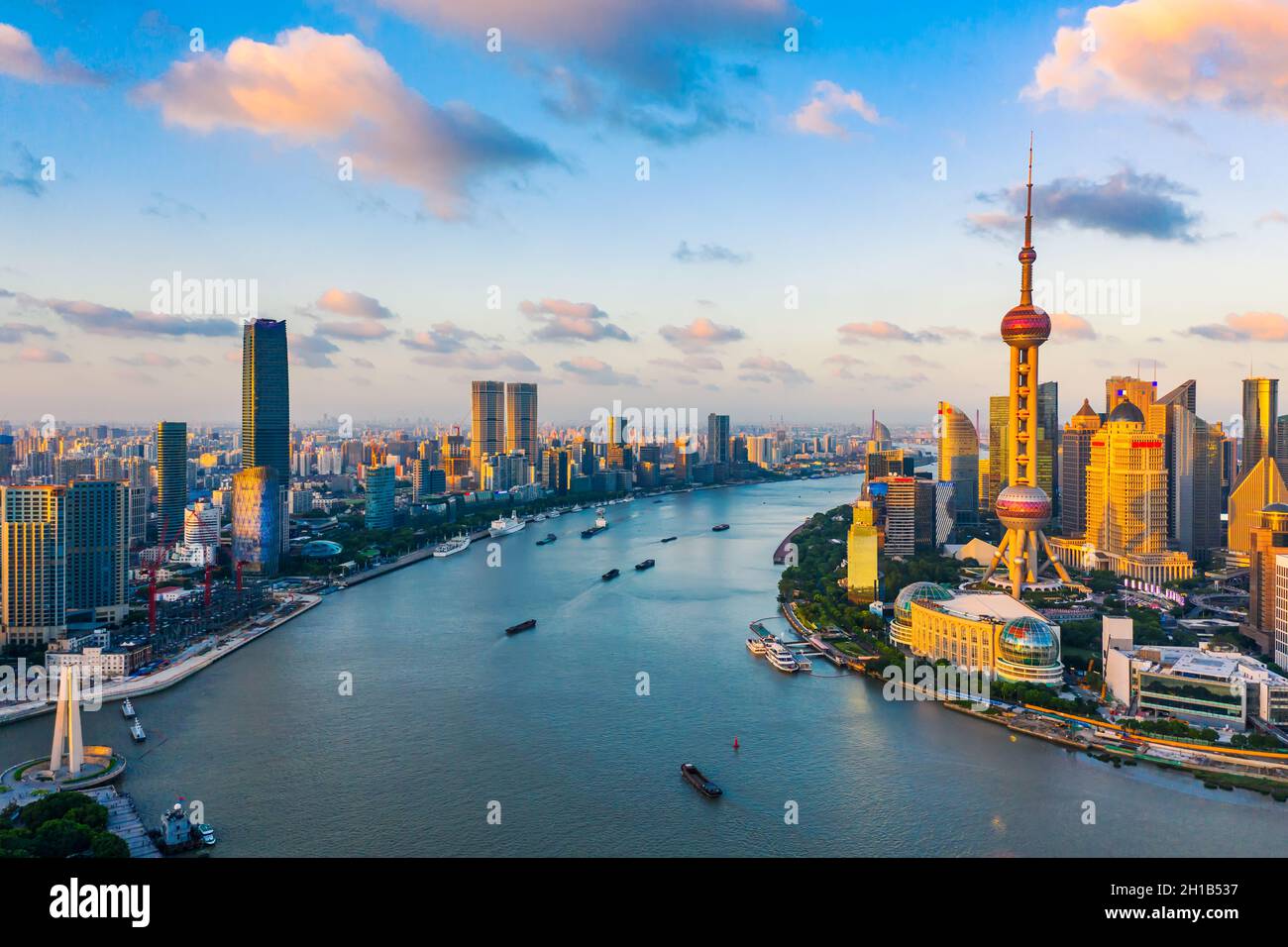 Vista aerea dello skyline di Shanghai al tramonto, Cina. Foto Stock