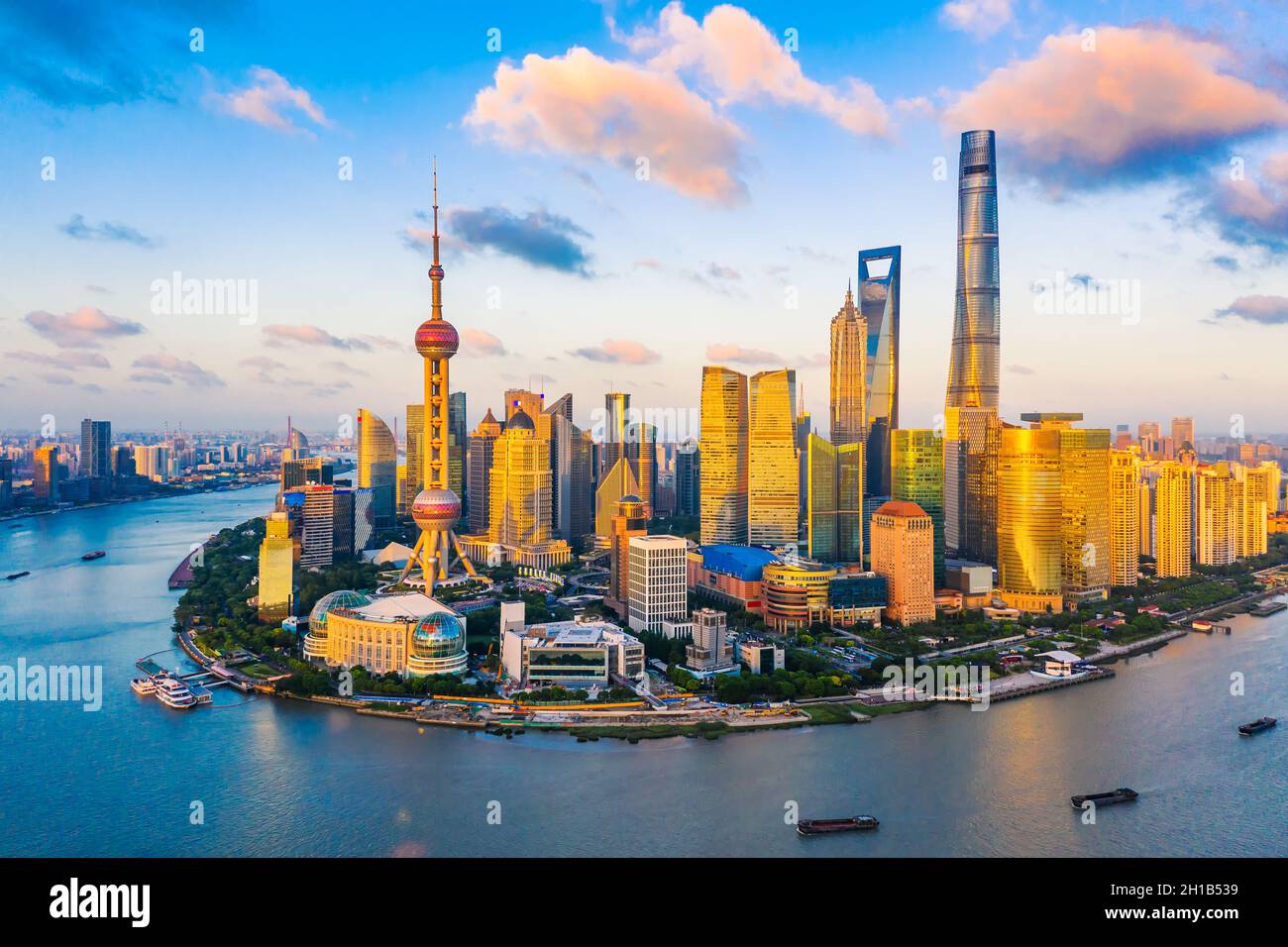 Vista aerea dello skyline di Shanghai al tramonto, Cina. Foto Stock