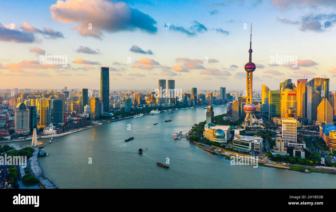 Vista aerea dello skyline di Shanghai al tramonto, Cina. Foto Stock