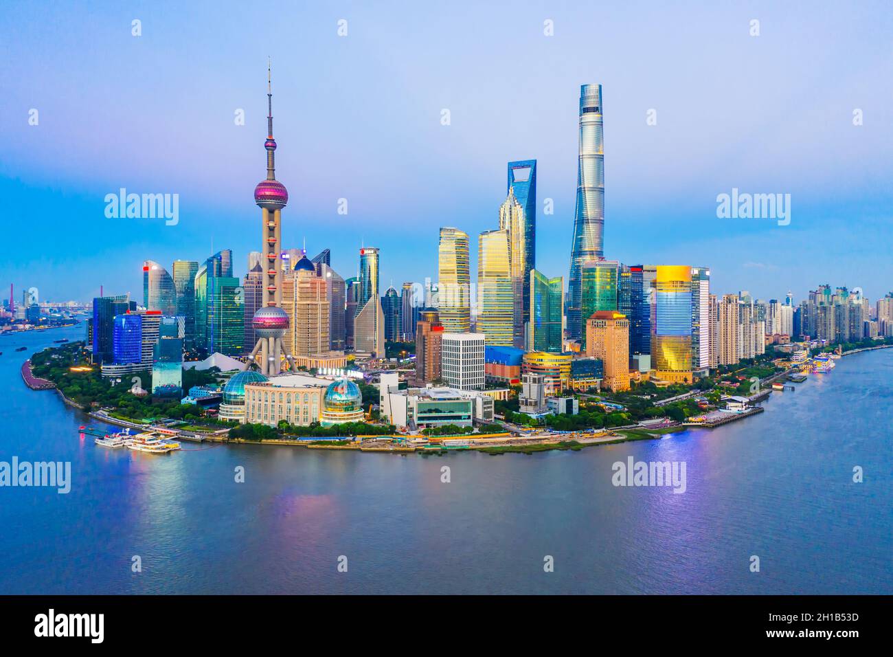 Vista aerea dello skyline di Shanghai al tramonto, Cina. Foto Stock