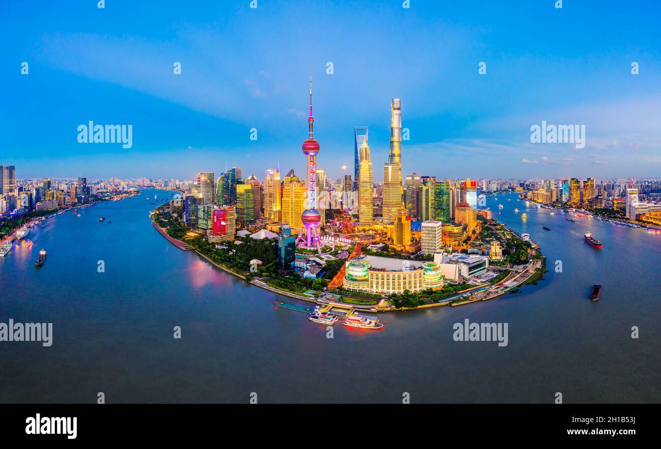 Vista aerea dello skyline di Shanghai di notte, Cina. Foto Stock