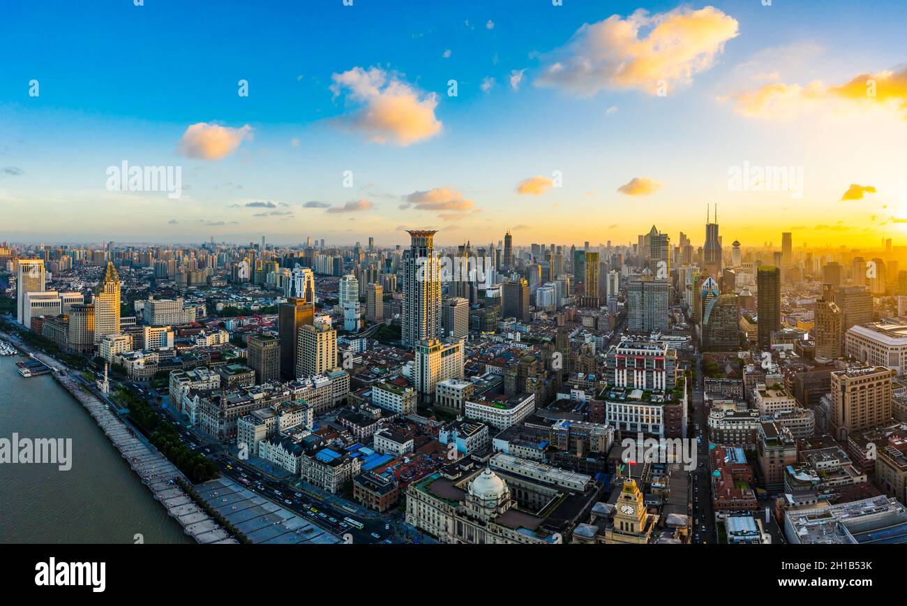 Vista aerea dello skyline di Shanghai al tramonto, Cina. Foto Stock