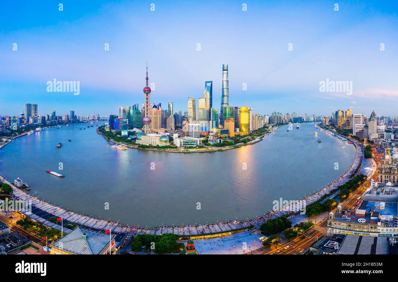 Vista aerea dello skyline di Shanghai al tramonto, Cina. Foto Stock