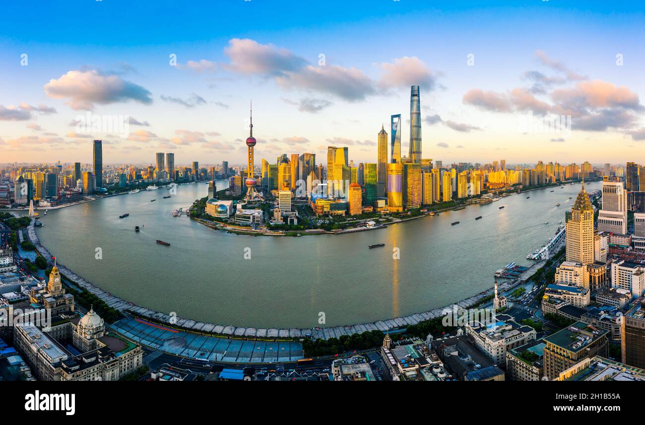Vista aerea dello skyline di Shanghai al tramonto, Cina. Foto Stock