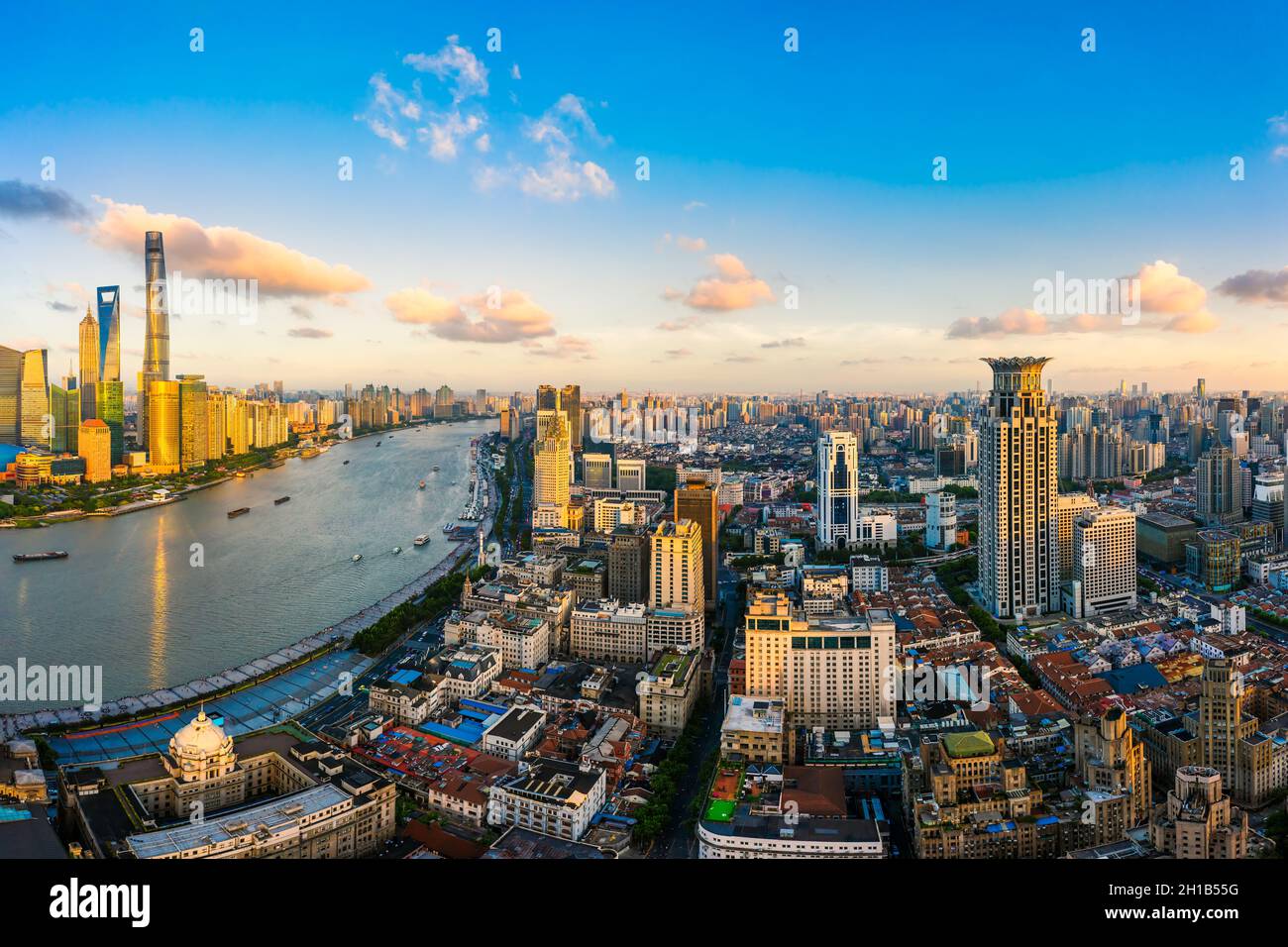 Vista aerea dello skyline di Shanghai al tramonto, Cina. Foto Stock
