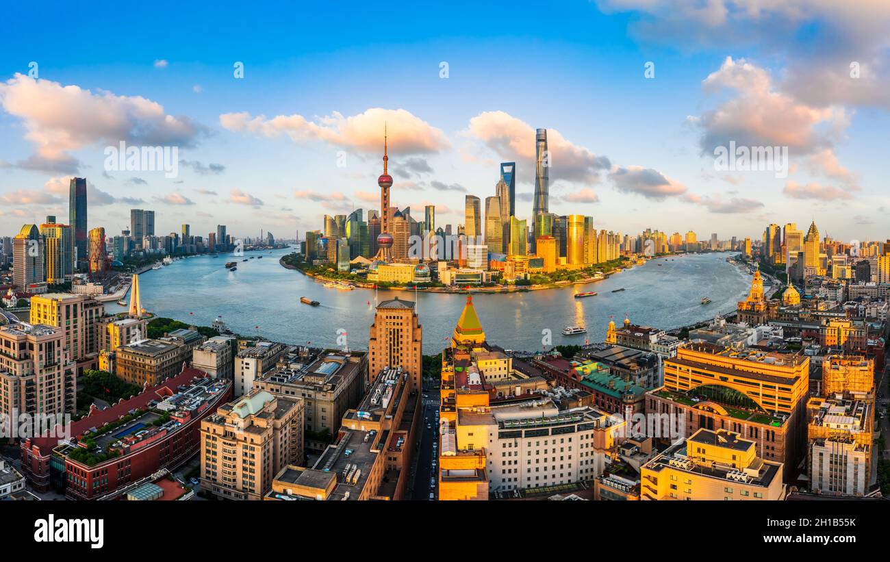 Vista aerea dello skyline di Shanghai al tramonto, Cina. Foto Stock