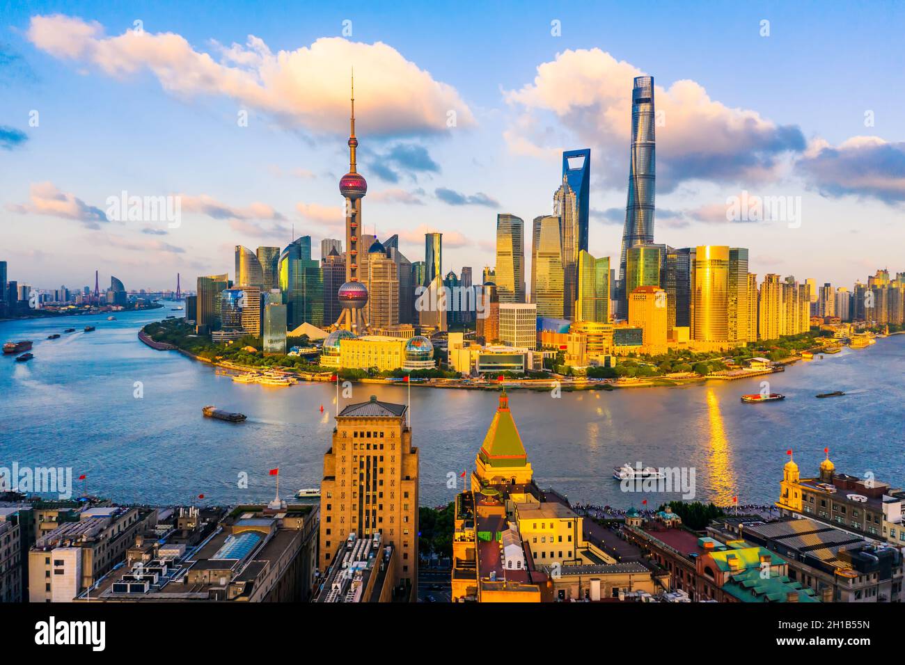 Vista aerea dello skyline di Shanghai al tramonto, Cina. Foto Stock