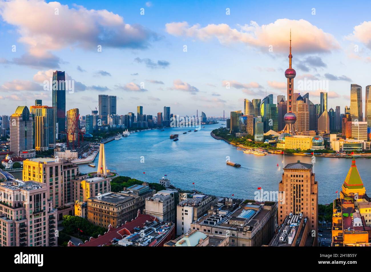 Vista aerea dello skyline di Shanghai al tramonto, Cina. Foto Stock