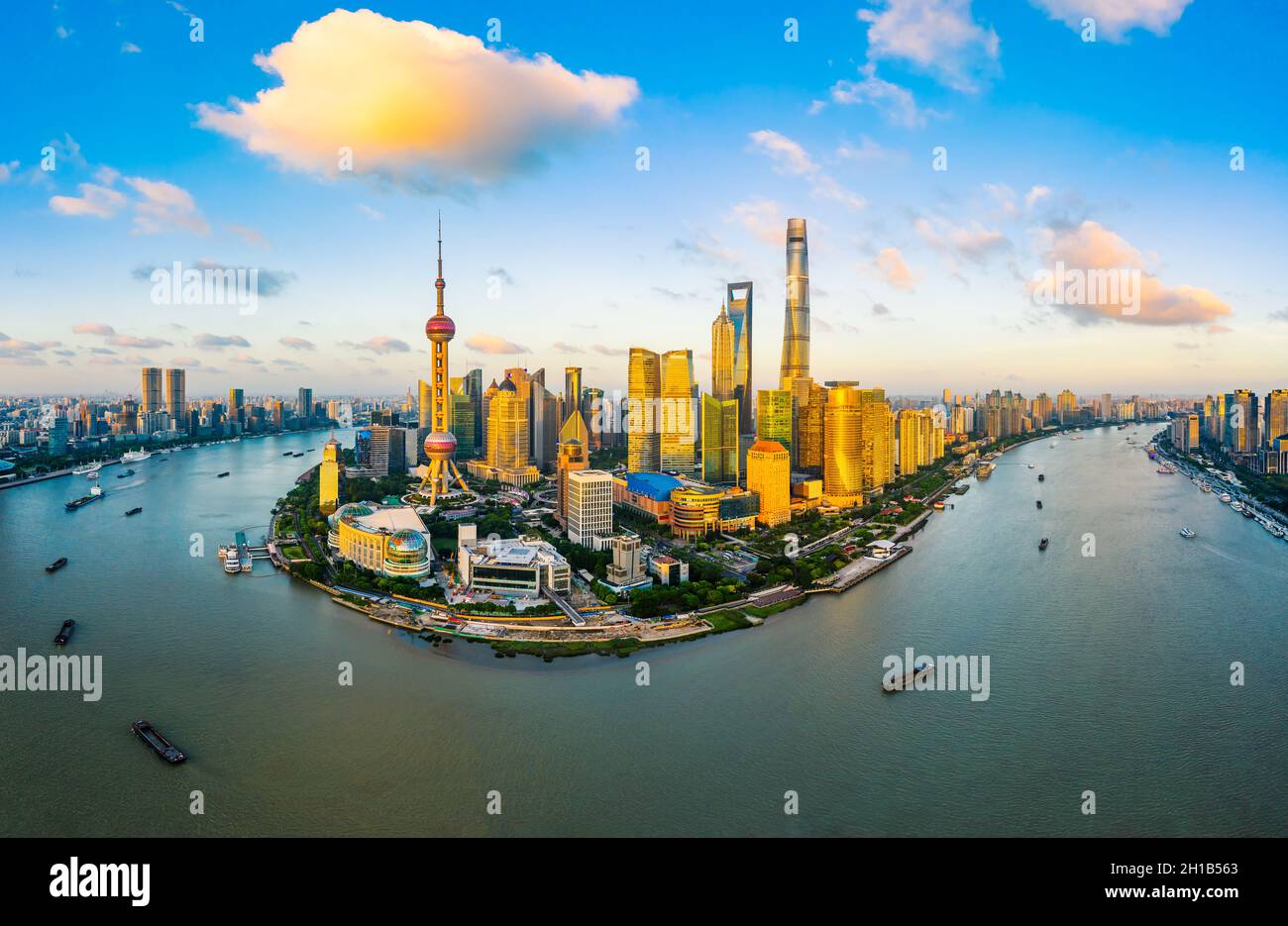 Vista aerea dello skyline di Shanghai al tramonto, Cina. Foto Stock