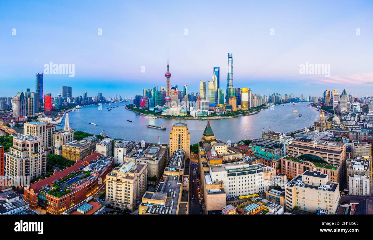 Vista aerea dello skyline di Shanghai al tramonto, Cina. Foto Stock