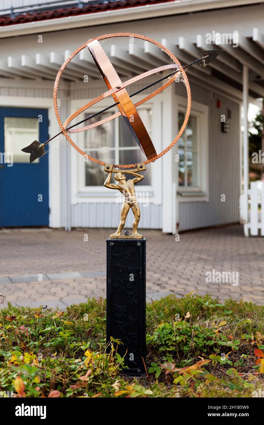 Umea, Norrland Svezia - 29 settembre 2021: Una meridiana in bronzo vecchio stile Foto Stock