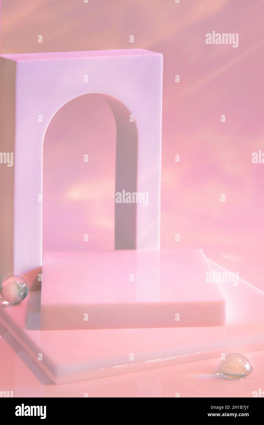 scena vuota con podio e arco su sfondo pastello Foto Stock