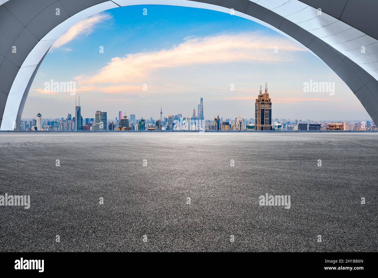 Pista da corsa e skyline della città con edifici al tramonto a Shanghai. Foto Stock