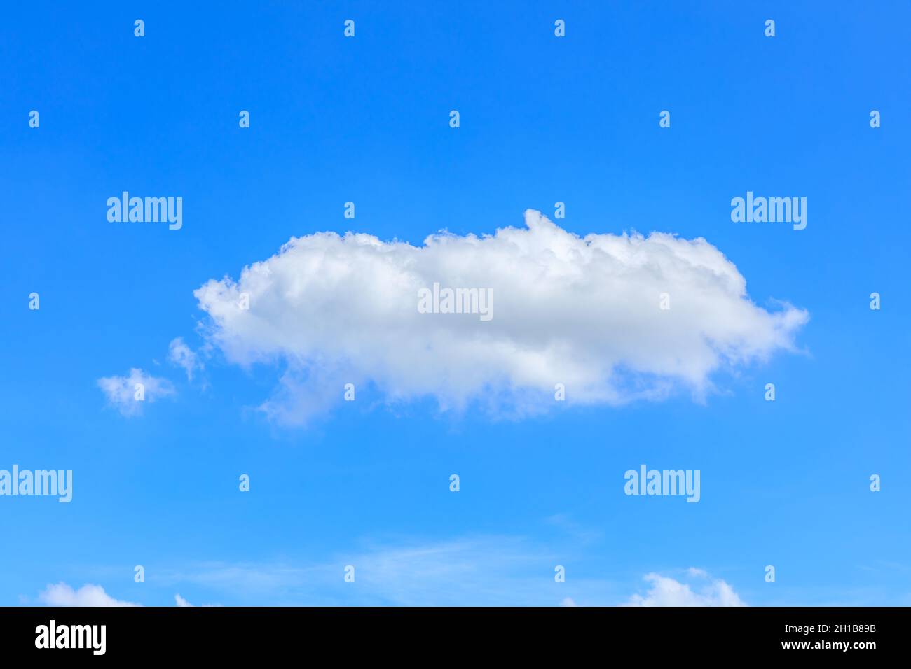 Nuvole bianche di forma strana sul cielo blu. Foto Stock