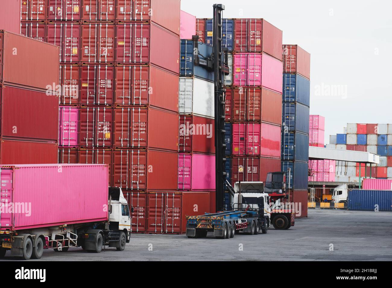 Container sulla logistica portuale del trasporto internazionale Foto Stock