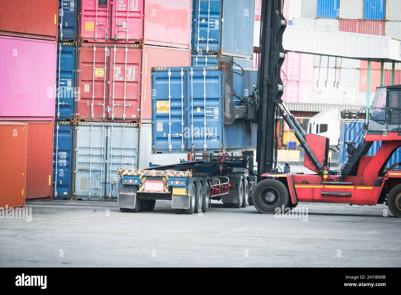 Container sulla logistica portuale del trasporto internazionale Foto Stock