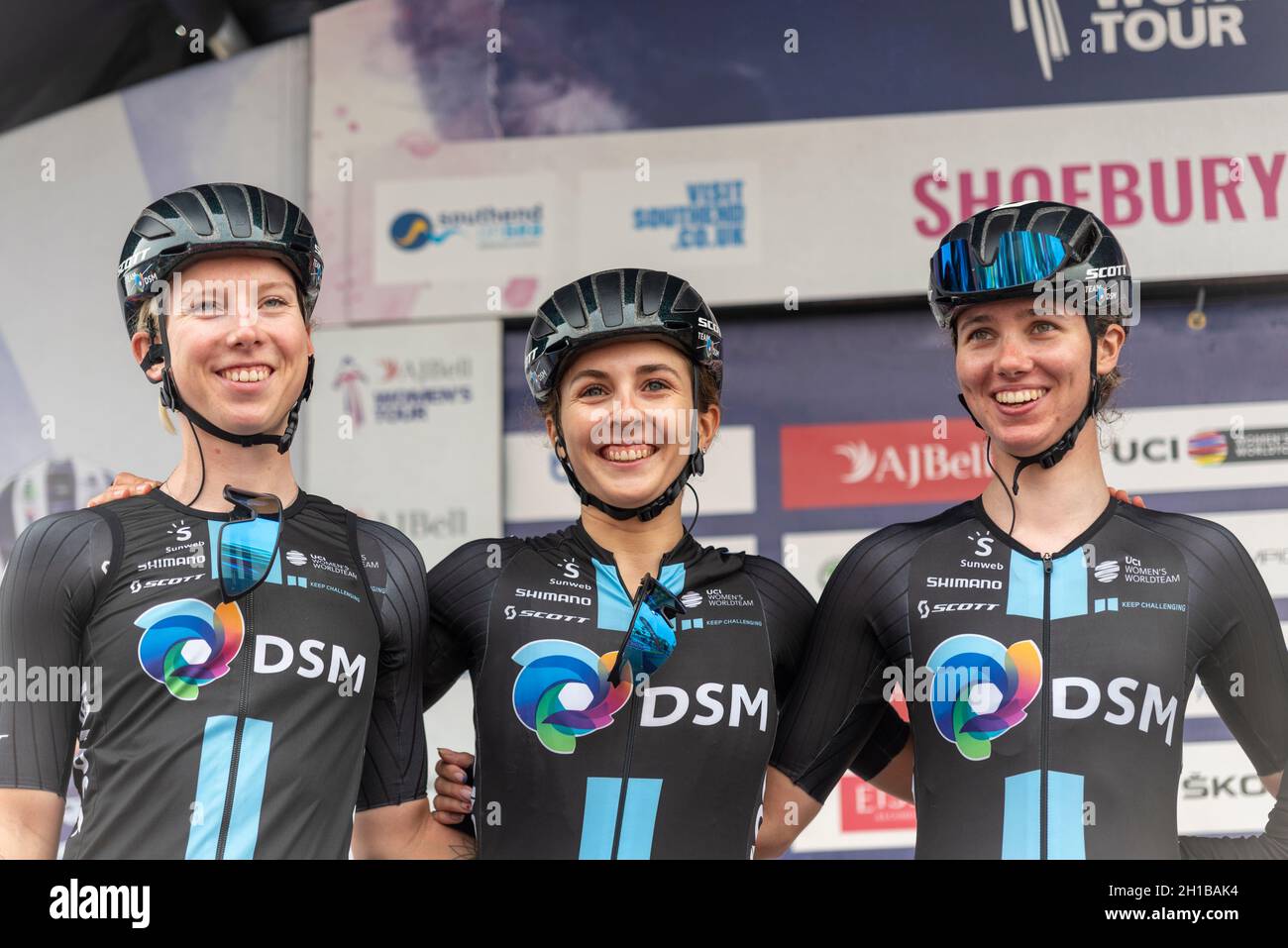 Lorena Wiebes, Juliette Labous, Pfeiffer Georgi si prepara a gareggiare la gara ciclistica AJ Bell Women's Tour fase quattro, a partire da Shoeburyness, Essex UK Foto Stock