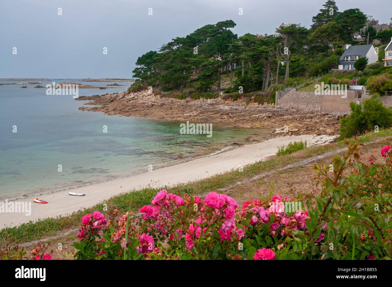 Spiaggia di Pors Termen, Trebeurden, Costa di granito Rosa (Cote de Granit Rose), Cotes d'Armor (22), Bretagna, Francia Foto Stock