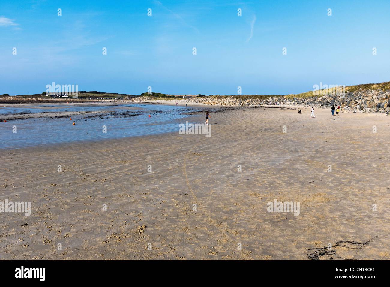 dh Ladies Bay VALE GUERNSEY persone sulle spiagge le Grand Havre spiaggia Foto Stock