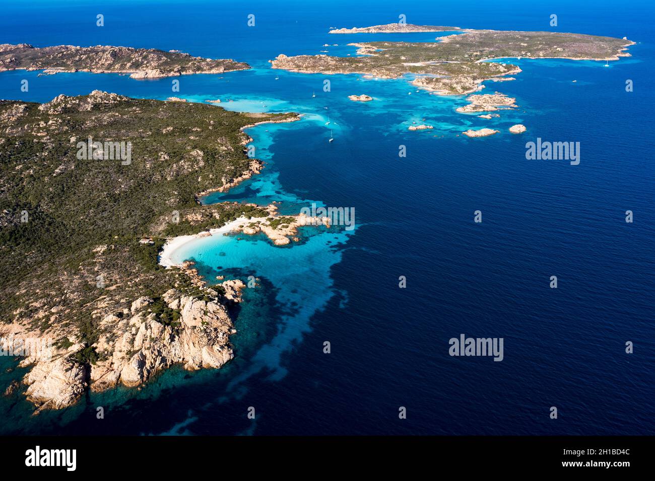 Vista dall'alto, splendida vista aerea dell'arcipelago la Maddalena con le isole Budelli, Razzoli e Santa Maia bagnate da acque turchesi e limpide. Foto Stock