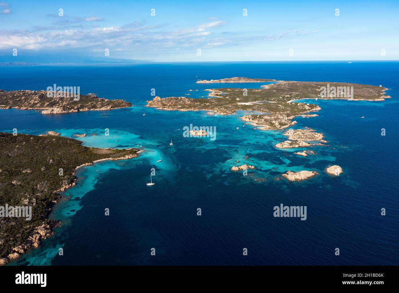 Vista dall'alto, splendida vista aerea dell'arcipelago la Maddalena con le isole Budelli, Razzoli e Santa Maia bagnate da acque turchesi e limpide. Foto Stock