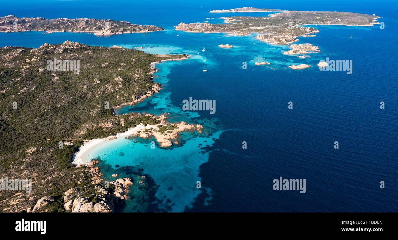 Vista dall'alto, splendida vista aerea dell'arcipelago la Maddalena con le isole Budelli, Razzoli e Santa Maia bagnate da acque turchesi e limpide. Foto Stock