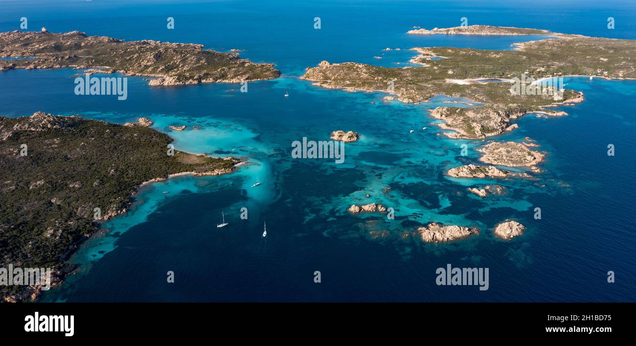 Vista dall'alto, splendida vista aerea dell'arcipelago la Maddalena con le isole Budelli, Razzoli e Santa Maia bagnate da acque turchesi e limpide. Foto Stock