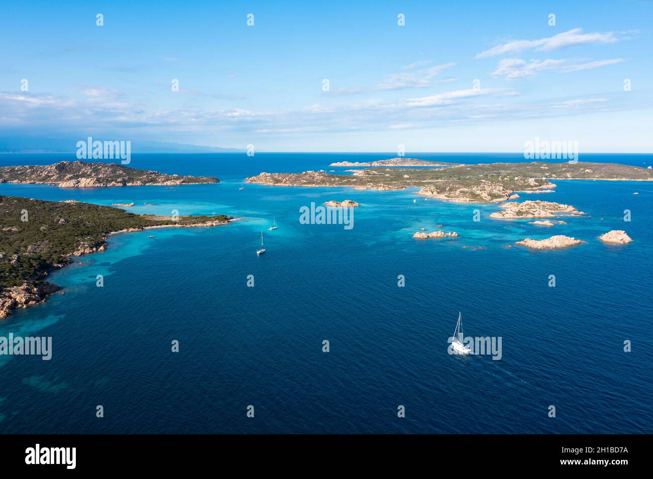 Vista dall'alto, splendida vista aerea dell'arcipelago la Maddalena con le isole Budelli, Razzoli e Santa Maia bagnate da acque turchesi e limpide. Foto Stock