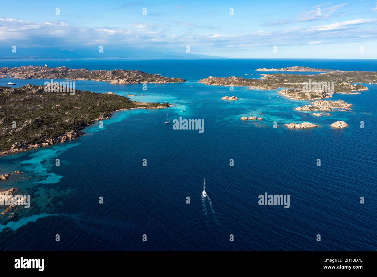 Vista dall'alto, splendida vista aerea dell'arcipelago la Maddalena con le isole Budelli, Razzoli e Santa Maia bagnate da acque turchesi e limpide. Foto Stock