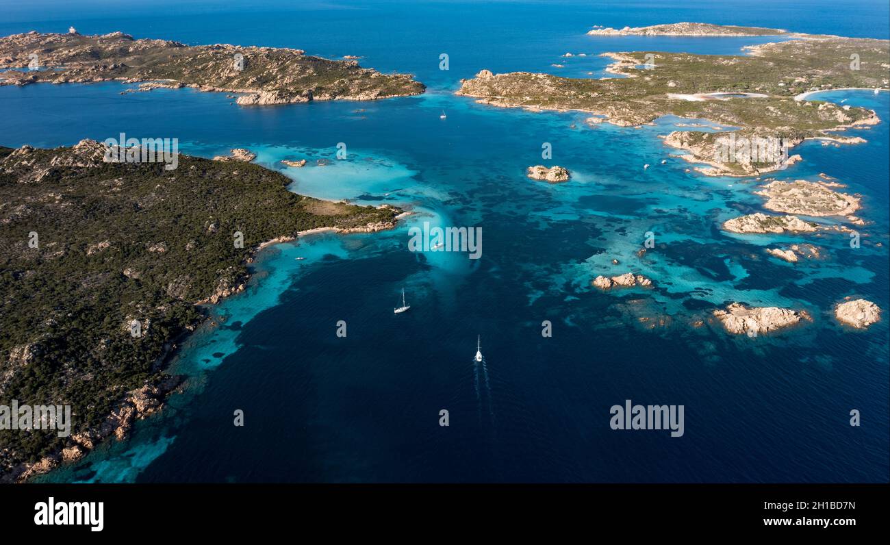 Vista dall'alto, splendida vista aerea dell'arcipelago la Maddalena con le isole Budelli, Razzoli e Santa Maia bagnate da acque turchesi e limpide. Foto Stock