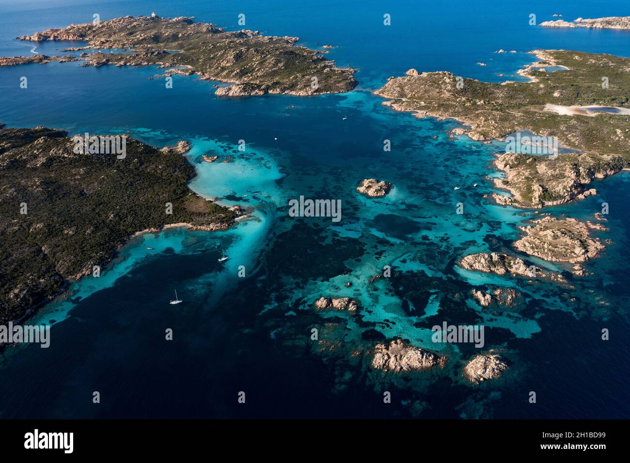 Vista dall'alto, splendida vista aerea dell'arcipelago la Maddalena con le isole Budelli, Razzoli e Santa Maia bagnate da acque turchesi e limpide. Foto Stock